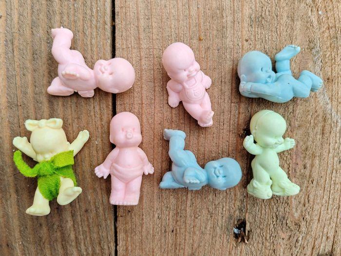 Lot de 7 figurines babies vintages - pastel - photo numéro 1