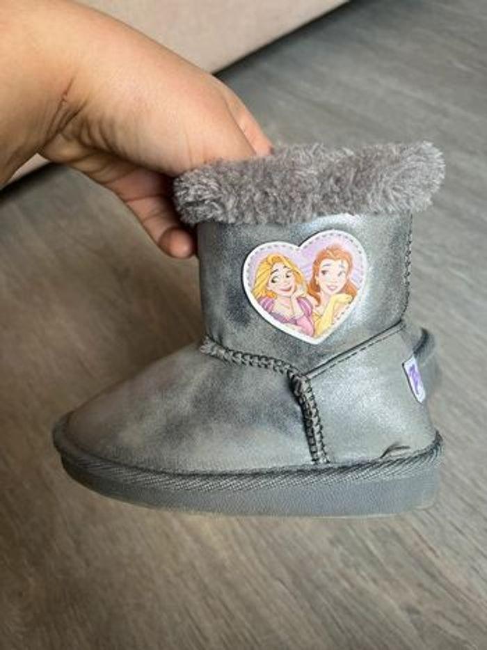 Jolie bottes fourrées « Princesse Disney » taille 24 - photo numéro 3