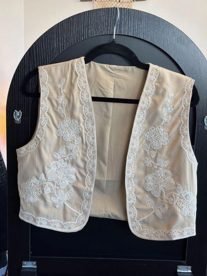 Gilet t36 sans manches beige avec broderies fleuries blancs - photo numéro 1