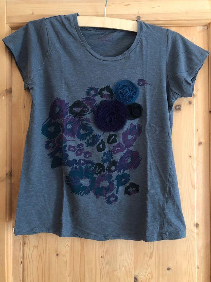 T-shirt gris anthracite avec fleurs en relief - photo numéro 1