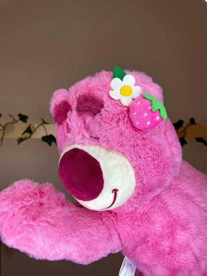 Peluche Lotso Toy Story, l’ours a la fraise endormi - photo numéro 7