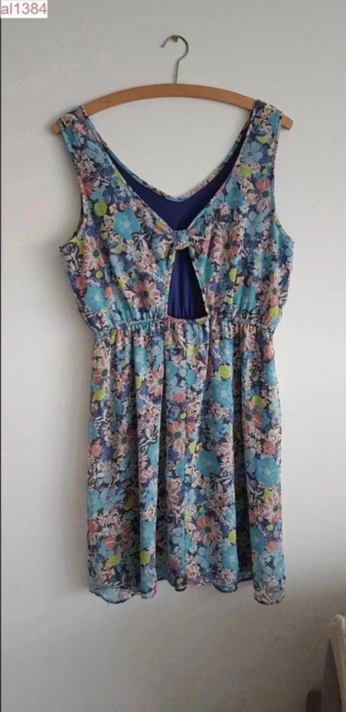 Robe en très bon état Clockhouse Taille XL : 42 fleurie et dos nu - photo numéro 2