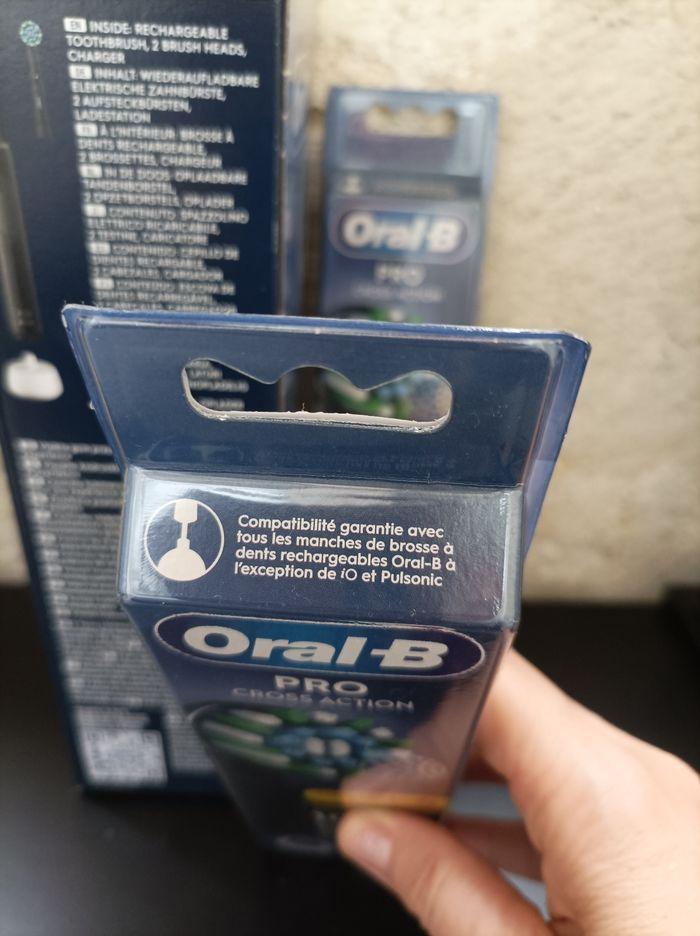 Lot Oral-B : brosse à dents électrique PRO Série 3 Black ( 2 brossettes incluses dans la boîte ) + 8 brossettes cross action black sous blister. - photo numéro 4