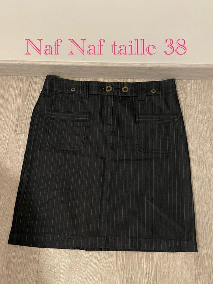 Jupe noir rayé blanc et bleu clair bouton et poche devant taille haute Naf Naf taille 38 - photo numéro 1