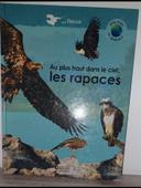 livre. Les oiseaux au Plus haut. Dans le ciel les rapaces