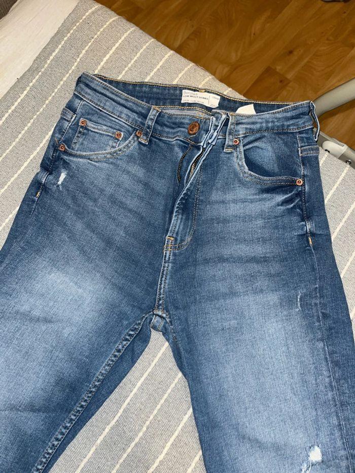 Jeans troué - photo numéro 3