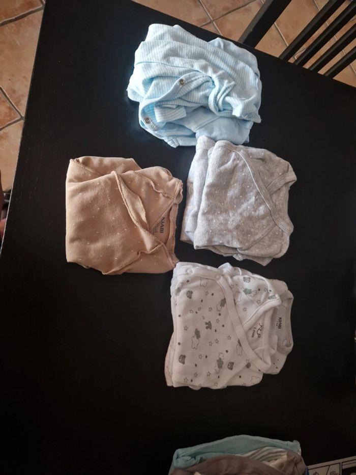 Vend lot de 10 body taille 1 mois manche longue - photo numéro 1