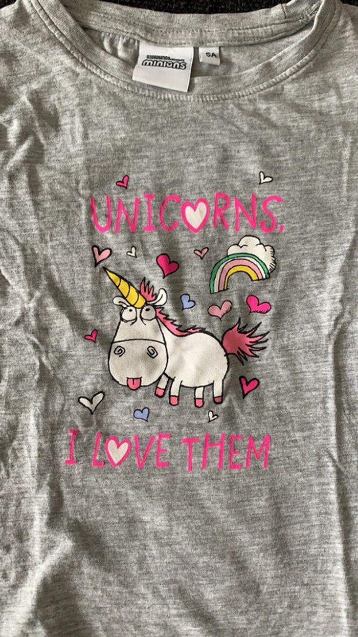 Tee-shirt gris, imprimé licorne, 5 ans, parfait état - photo numéro 2