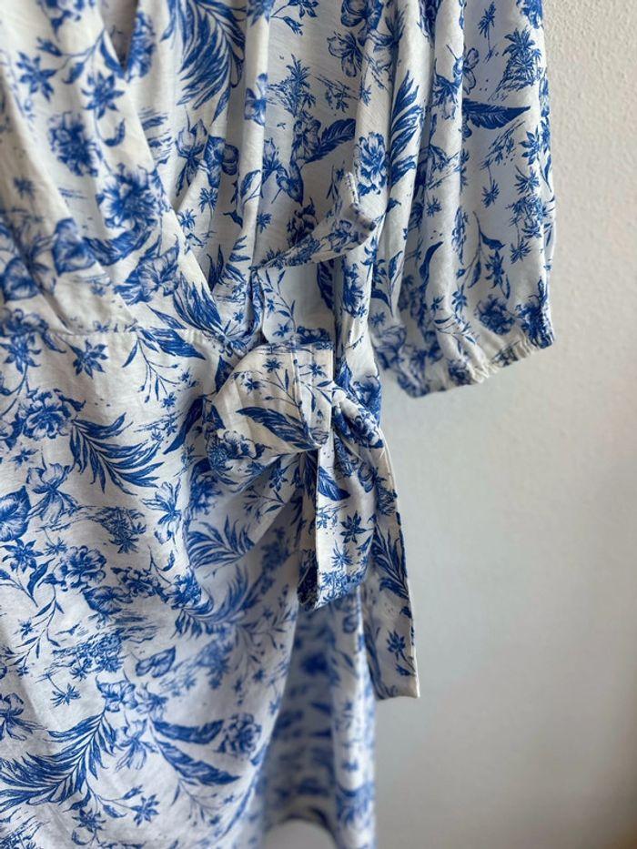 Jolie robe portefeuille Mango à motifs fleuris Jouy bleu clair taille S - photo numéro 5