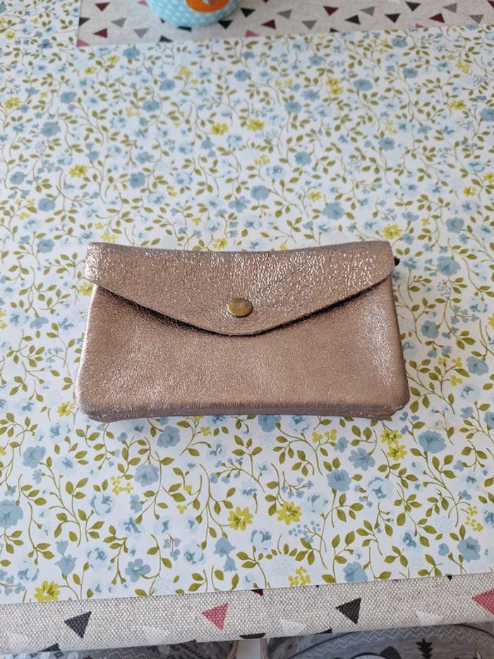 Pochette dorée en cuir avec porte-monnaie intégré - photo numéro 1