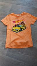 T-shirt à manches courtes avec une voiture hotwheels