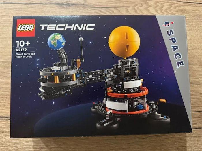 LEGO 42179 : La planète Terre et la Lune en orbite - photo numéro 1