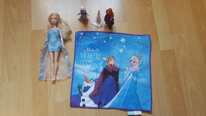 Lot reine des neiges barbie + figurines Disney + couverture - photo numéro 2