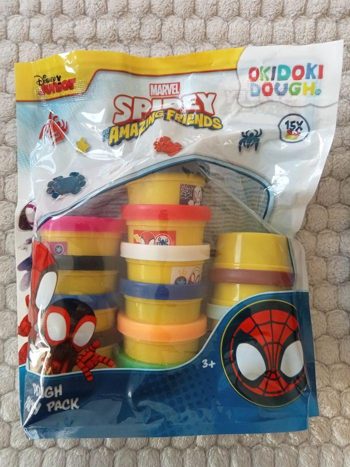 15 pots de pâtes à modeler spiderman