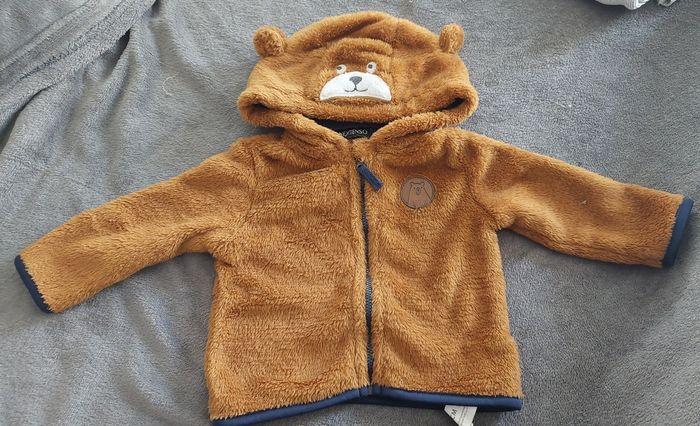 Gilet avec tête d'ours sur la capuche