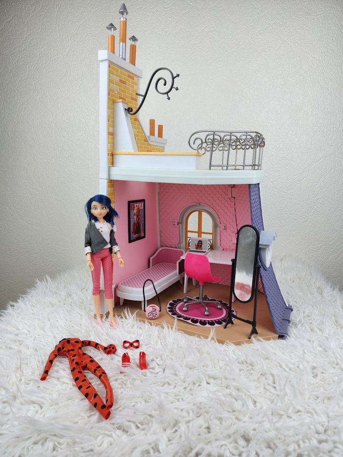 La chambre de Marinette avec ces accessoires la poupée et ces 2 tenues Marinette et Ladybug 🎅 - photo numéro 1