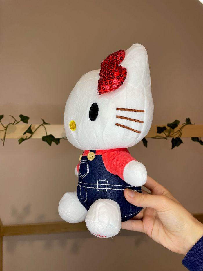 Peluche Hello Kitty en salopette, lacet pailleté - photo numéro 2