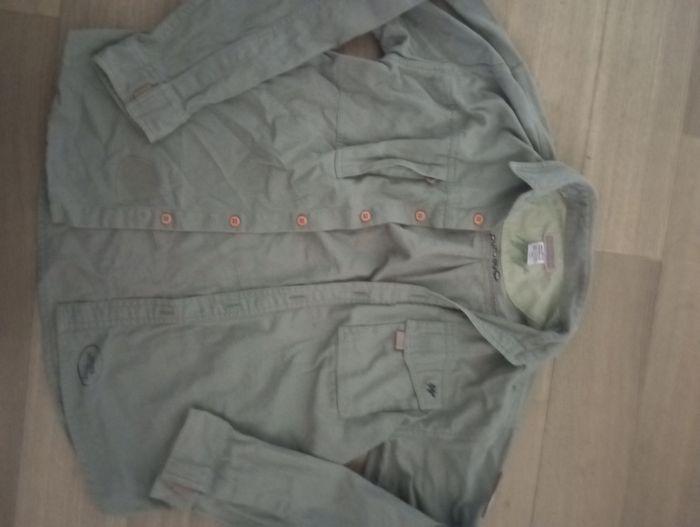 Chemise , veste. Taille : 14 ans . Vert kaki. . a manches longues.  Marque : Quechua.(Décathlon). - photo numéro 2