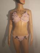 Soutien-gorge fantaisie dentelles et froufrou rose clair taille M - L