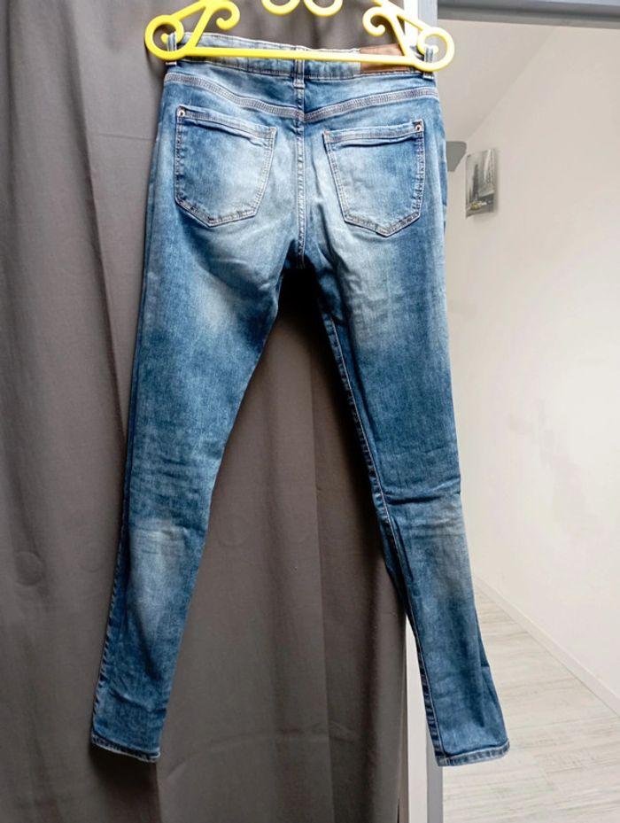 Jean troué Bershka taille 36 - photo numéro 4