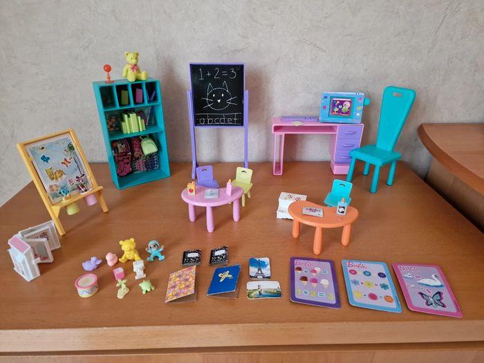 Lot école maternelle Barbie, meubles et accessoires + Barbie et 6 enfants, Mattel en BE - photo numéro 8