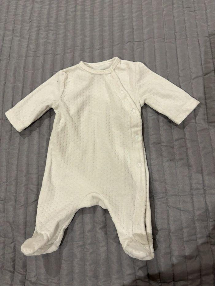 A vendre pyjama bébé blanc - photo numéro 1