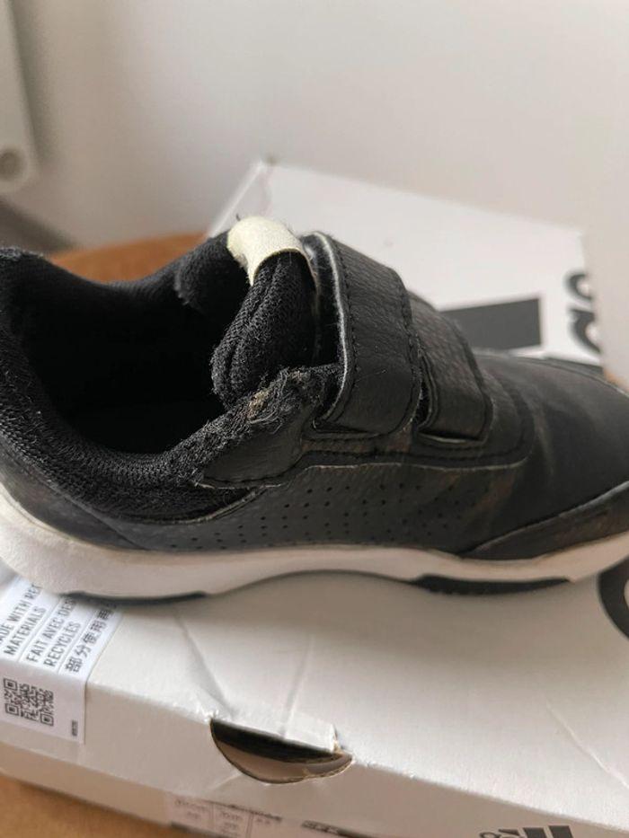 Baskets à scratch enfant adidas taille 26.5 noires et blanches - photo numéro 15