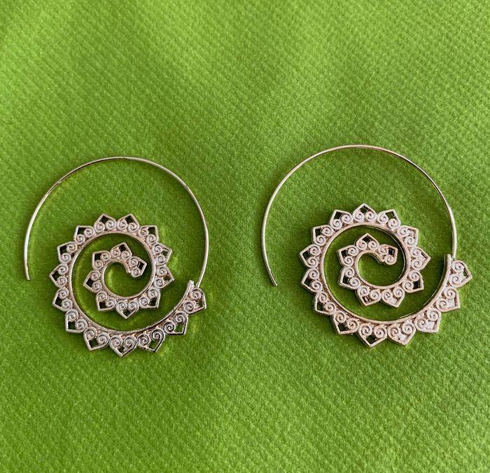 Très jolie paire de boucles d’oreilles pendantes spirales en alliage doré - photo numéro 3