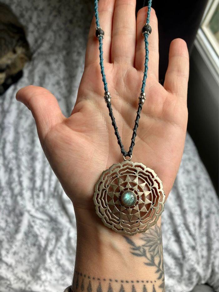 Collier sautoir mandala en macramé avec pierre de Labradorite - photo numéro 1