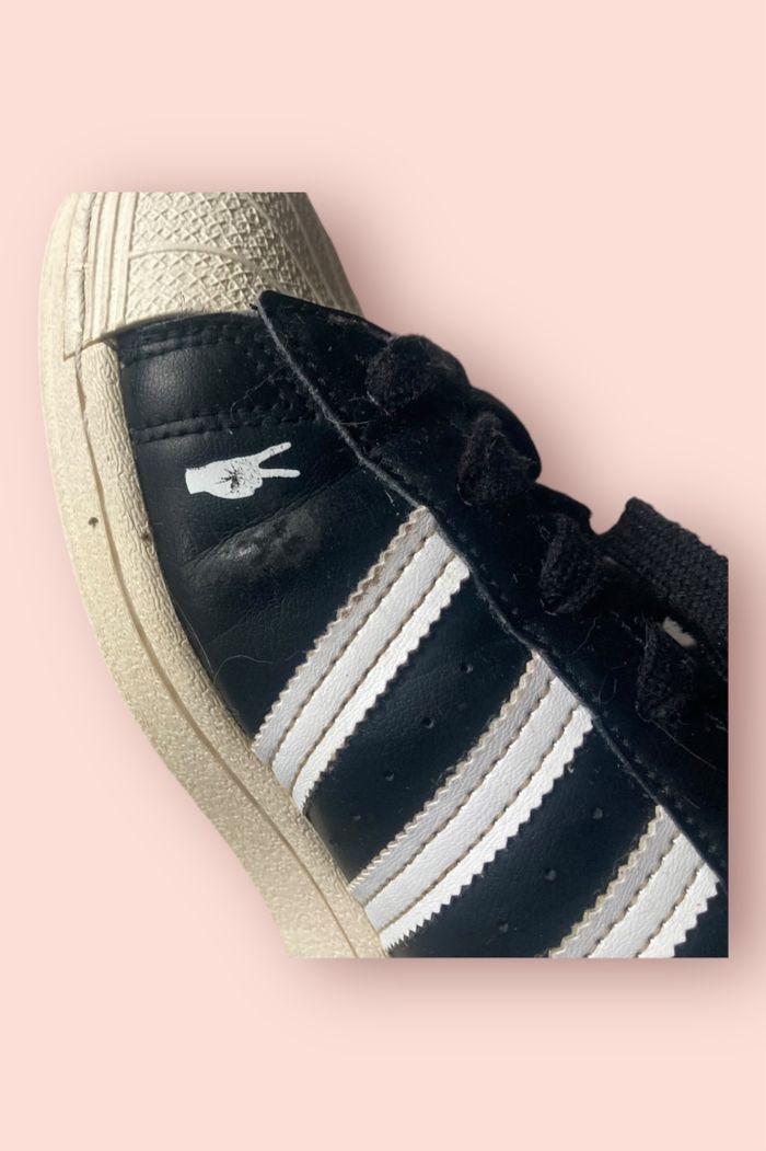 Basket noire Adidas superstar édition limitée avec pins pture 38,5 bon état - photo numéro 6