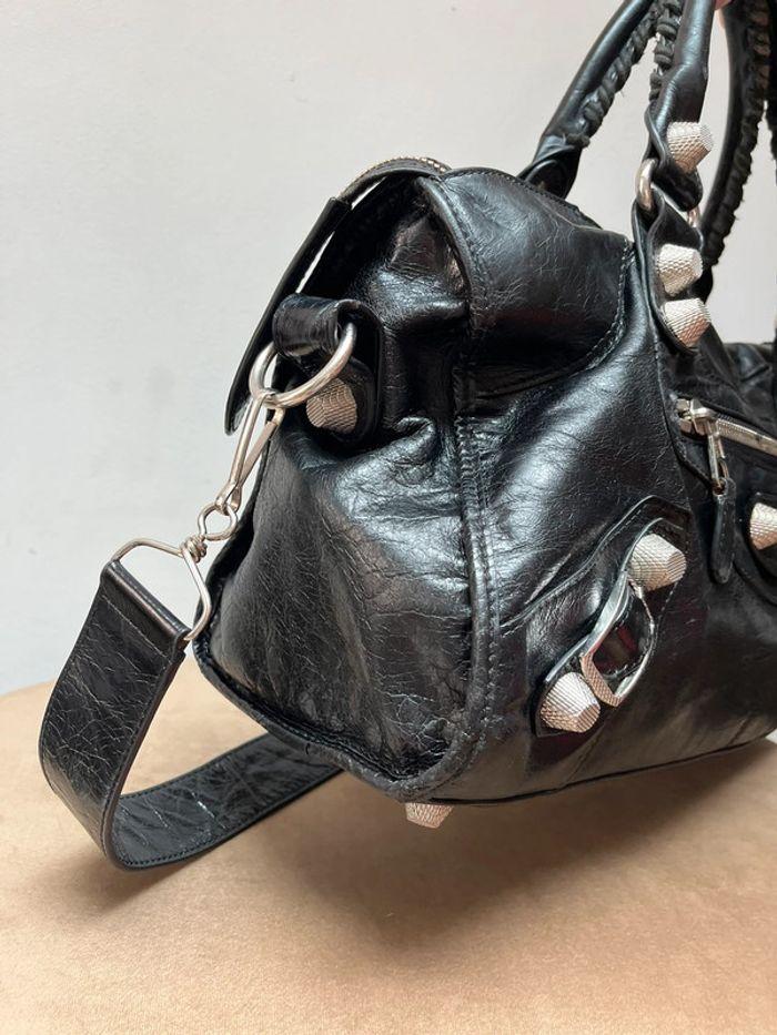 Sac City Balenciaga noir en cuir avec bandoulière grand format bijouterie argent - photo numéro 10