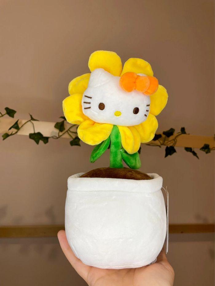 Peluche pot de fleurs & fleur jaune Hello Kitty - photo numéro 8