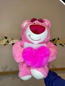 Peluche Toy Story Lotso avec un coeur