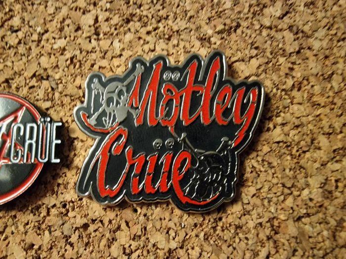 Lot de 2 pin's Mötley Crüe - photo numéro 3