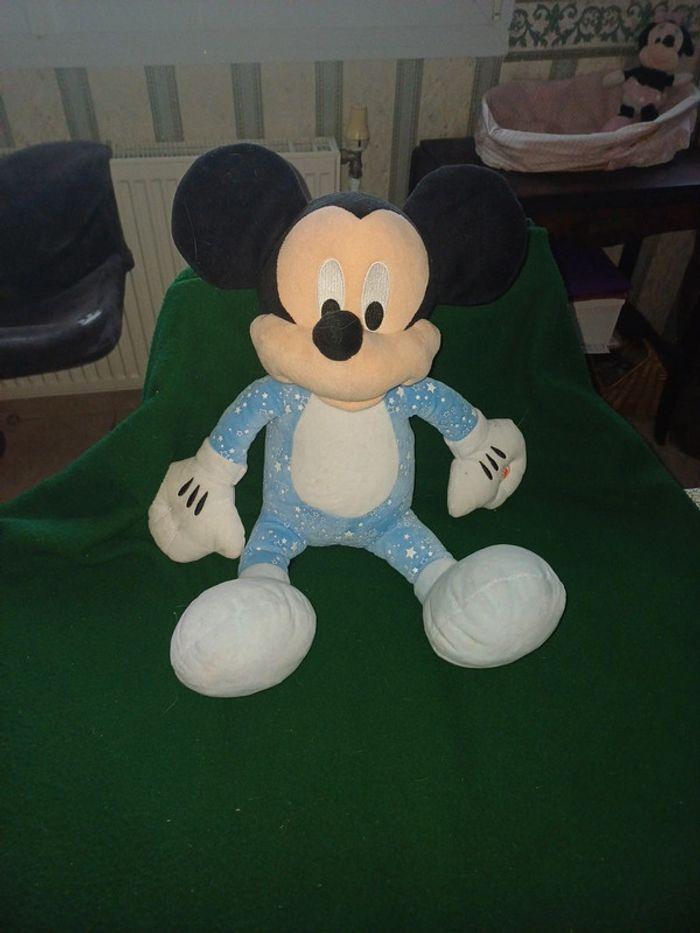 Grand Mickey peluche bleu - photo numéro 1