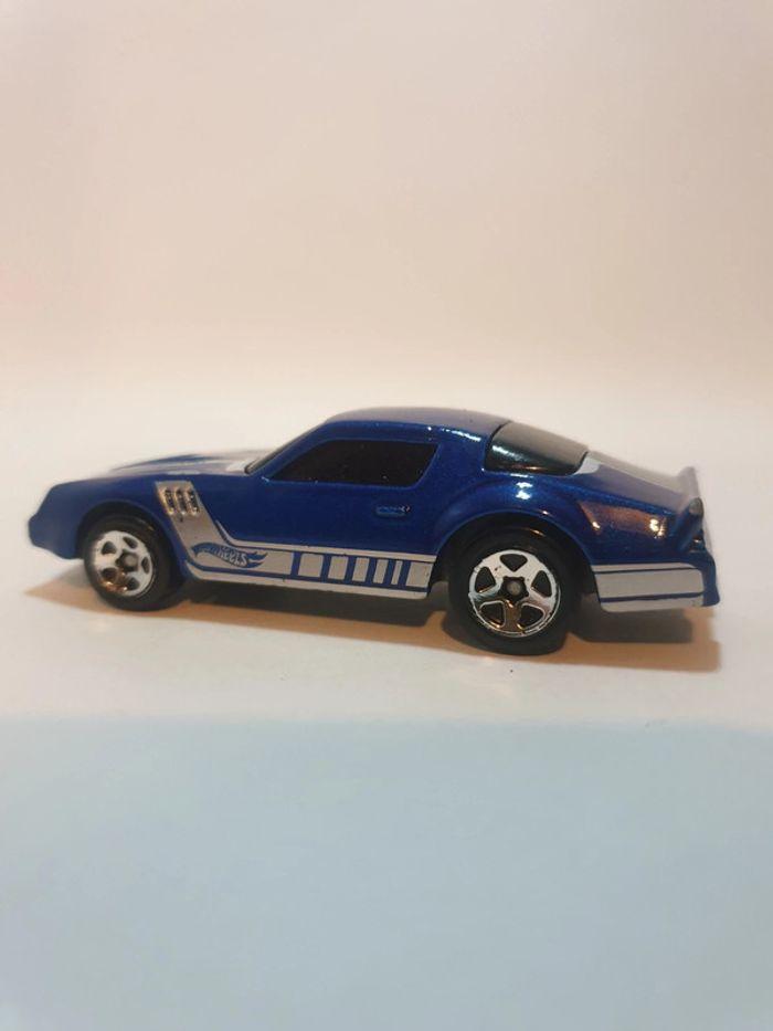 Hot Wheels 2017 Chevrolet Camaro Z28 1982 Bleu - 1/64 - photo numéro 10