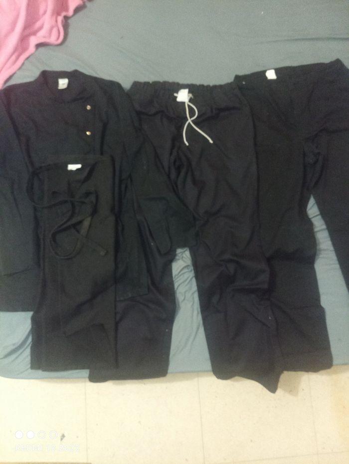 Lots  ensemble  de cuisine professionnelle noire,une veste un pantalon a lacets blanc T 44  et un pantalon a fermeture éclair T 44/46. - photo numéro 4