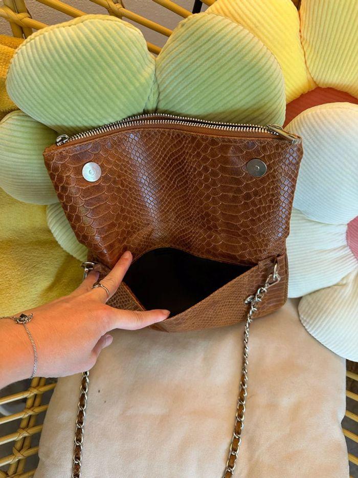 Sac pochette en cuir croco écaillé camel avec bandoulière - photo numéro 7