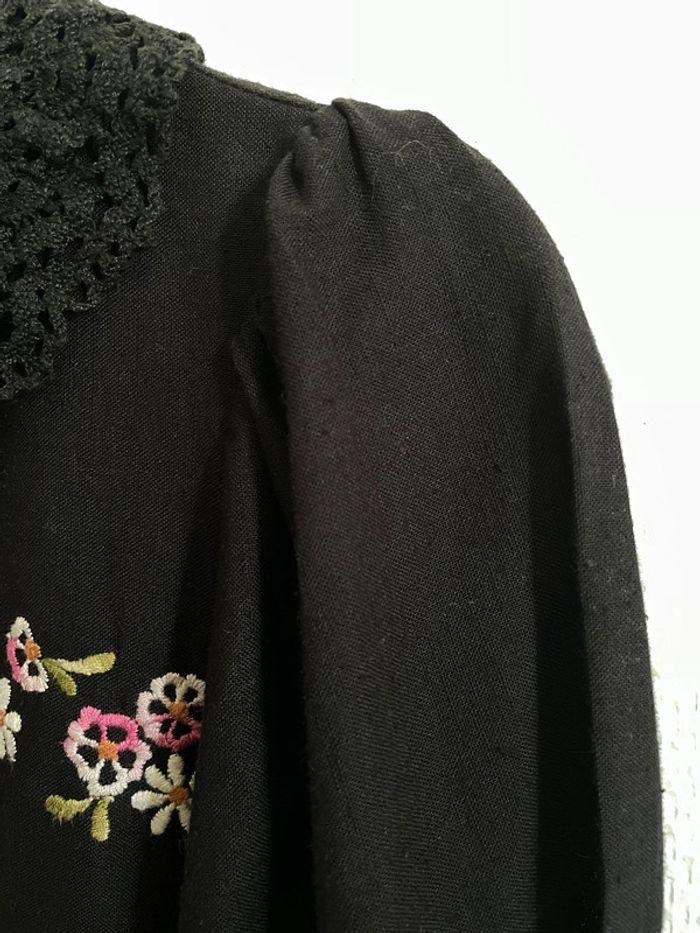 Blouse noire à broderie florale et dentelle - photo numéro 4