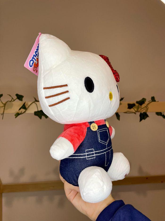 Peluche Hello Kitty en salopette, lacet pailleté - photo numéro 3