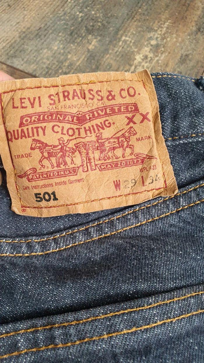 Jean Levi's 501 w29 l34 taille 34 en très bon état mais un peu erraflé au  niveau d'une poche - photo numéro 13