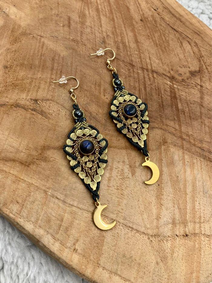 Boucles d’oreilles pendantes en macramé avec lune et pierre de Labradorite - photo numéro 1