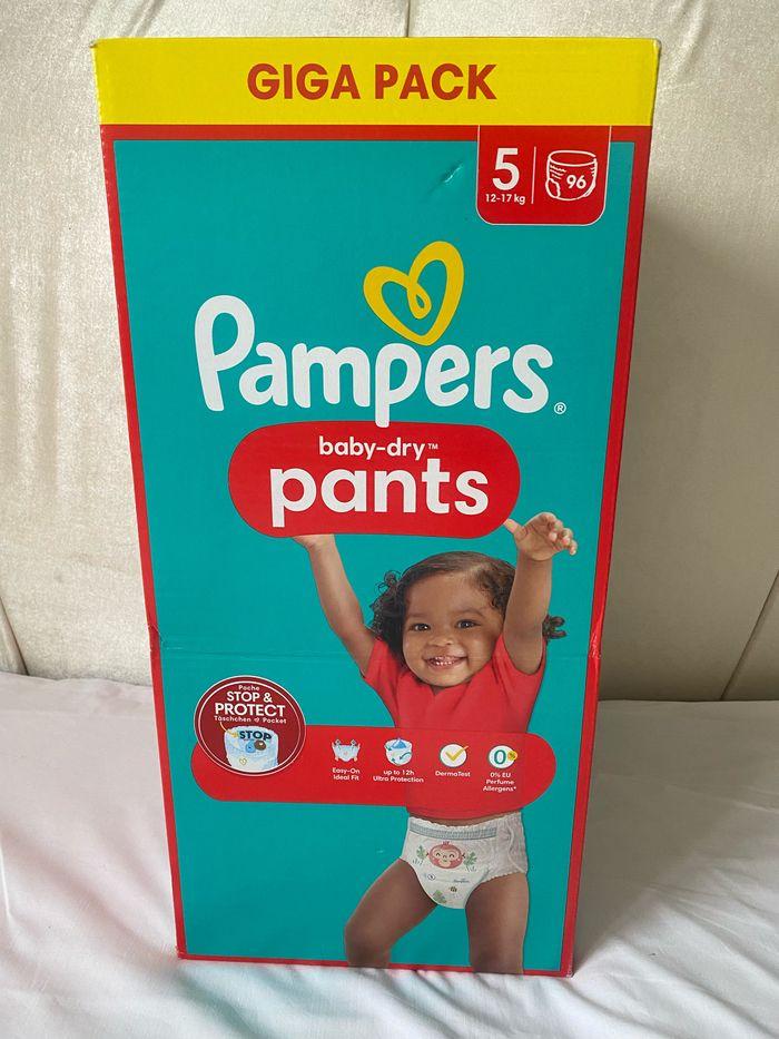 Un giga pack couche Pampers taille 5 pants