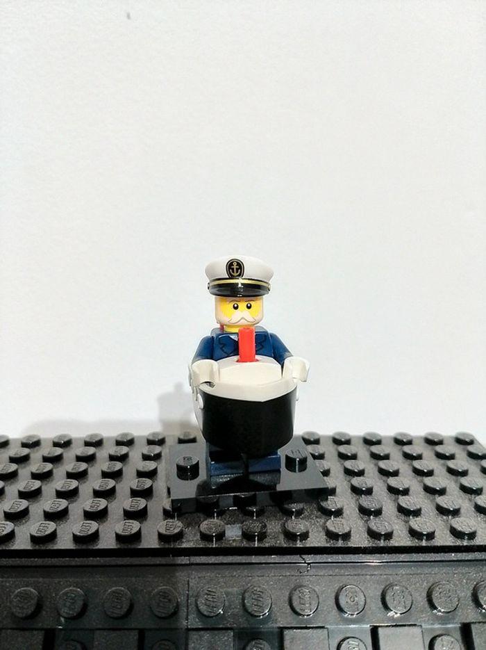 Mini figurine Lego série 23 - capitaine - photo numéro 2