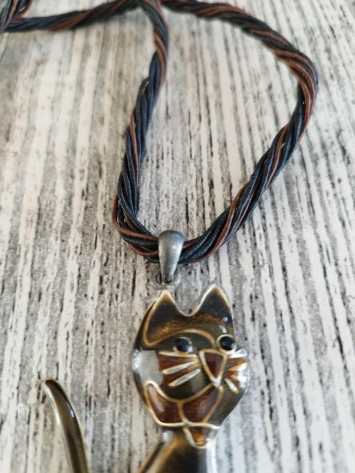 Joli collier cuir et pendentif chat - photo numéro 4