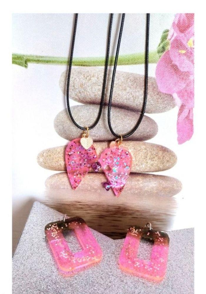 Lot de 3  bijoux, rose et noir : 2 colliers avec pendentif + 1 paire de boucles d'oreilles - photo numéro 1