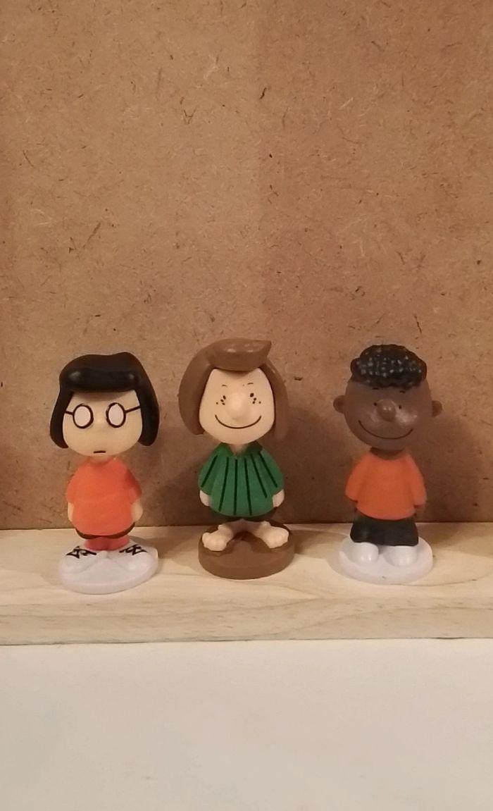 Personnages Snoopy et les Peanuts, neufs juste déballés pour la photo - photo numéro 4