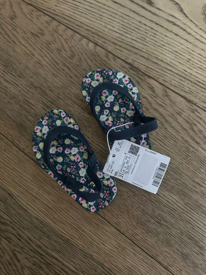 Tongs neuves Mango bleues fleuries avec élastique arrière T 21 - photo numéro 1