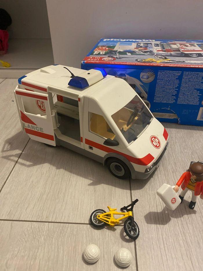 Ambulance playmobil - photo numéro 1