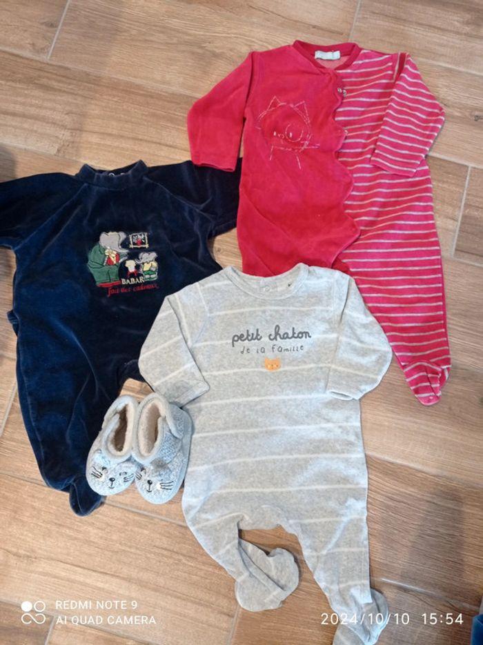 Lot 3 pyjamas velours 6 mois + chaussons lapins - photo numéro 1